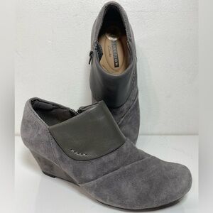 Clarks Women's Size 8.5 Suede Leather Side Zip Wedge Ankle Boots Grey